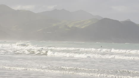 Wide-shot-of-beautiful-waves-at-amazing-surf-spot-in-Castle-Point,-New-Zealand