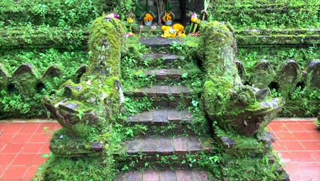 Grüne-Grasbewachsene-Treppe-Und-Schöne-Buddhistische-Statue-In-Thailand