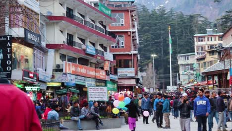 Calle-Comercial-De-La-Ciudad-Llena-De-Gente-Durante-El-Día-Desde-Un-ángulo-Plano.-El-Vídeo-Se-Toma-En-Manali-Himachal-Pradesh,-India,-El-22-De-Marzo-De-2023.