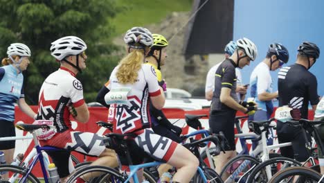 Equipos-De-Ciclistas-Que-Esperan-El-Inicio-De-La-Carrera-Lideran-Una-Discusión-Alegre