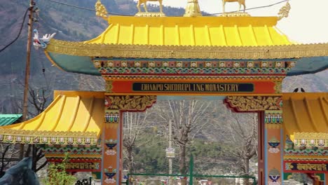 Eingangstor-Des-Buddhistischen-Klosters-Aus-Flachem-Winkel-Am-Tag.-Das-Video-Wurde-Am-22.-März-2023-In-Manali,-Himachal-Pradesh,-Indien,-Aufgenommen