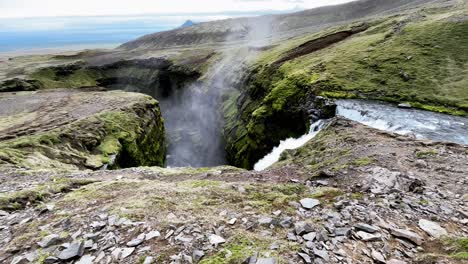 Islandia:-Deja-Que-El-Estruendoso-Rugido-De-La-Cascada-De-Skógafoss-Te-Acompañe-En-Una-Inolvidable-Caminata-Por-Islandia,-Una-Oda-A-La-Grandeza-De-La-Naturaleza.