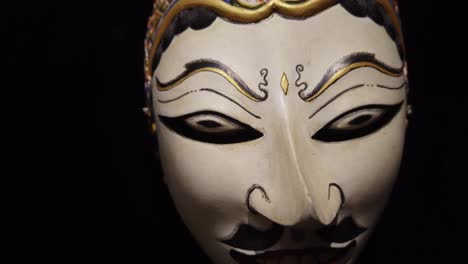 Máscara-Misteriosa-Tradicional-Máscara-Tradicional-De-Jogjakarta-Indonesia-Primer-Plano,-Fondo-Negro-Infinito