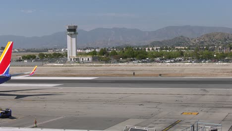 southwest-plane-leaves-the-gate