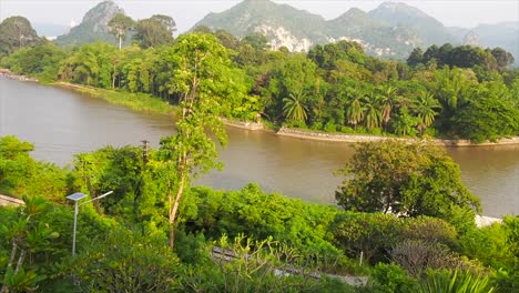Vista-Panorámica-Sobre-El-Río-Kwai-Con-Zona-Verde-Y-Exuberante-En-Tailandia