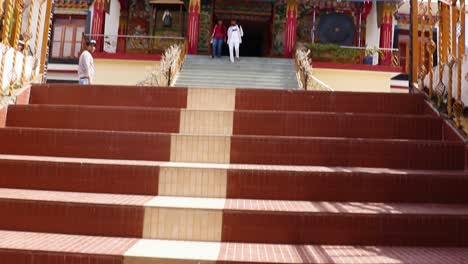 Eingang-Des-Buddhistischen-Klosters-Aus-Flachem-Winkel-Am-Tag.-Das-Video-Wurde-Am-22.-März-2023-In-Manali,-Himachal-Pradesh,-Indien,-Aufgenommen