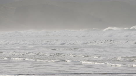 Perfekte-Wellen-An-Einer-Wunderschönen-Meereslandschaft-In-Castle-Point,-Neuseeland