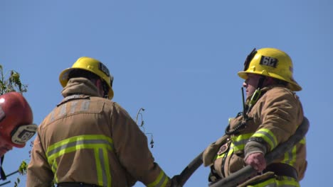 Los-Bomberos-Trabajan-En-La-Azotea.