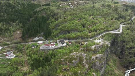 Mirador-Flydalsjuvet-Y-Hotel-La-Vista-A-Lo-Largo-De-La-Carretera-De-Geiranger-En-Noruega---Vista-Aérea-De-ángulo-Alto-Mirando-Hacia-El-Mirador-Y-El-Valle-Con-La-Carretera-Que-Conduce-Al-Cruce-De-La-Montaña