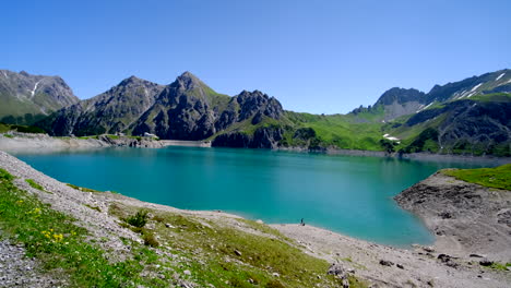 Eine-Nicht-Wiederzuerkennende-Person-Am-Ufer-Des-Wunderschönen-Sees-Mit-Dem-Berg-Im-Hintergrund