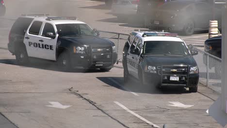 Coches-De-Policía-Estacionados-En-La-Carretera.