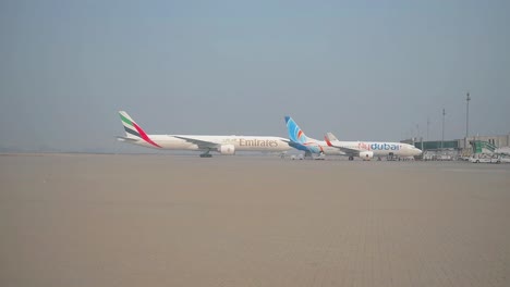 Parken-Von-Emirates-Airline-Flugzeugen-Zusammen-Mit-Fly-Dubai-Flugzeug