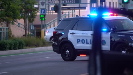 Policía-Respondiendo-A-Una-Llamada-Con-Luces-Y-Sirenas.