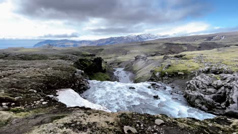Island-–-Lassen-Sie-Die-Atemberaubende-Aussicht-Auf-Den-Skógafoss-Wasserfall-Die-Belohnung-Für-Ihr-Isländisches-Wanderabenteuer-Sein