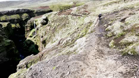 Islandia:-Maravíllese-Con-La-Belleza-Natural-De-La-Cascada-Skógafoss-En-Una-Caminata-Memorable-A-Través-De-Paisajes-Islandeses