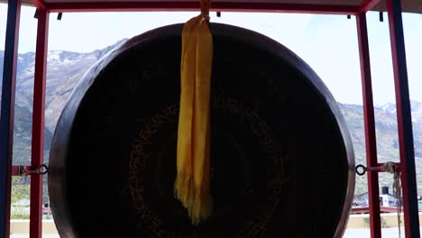 Heilige-Glocke-Des-Buddhistischen-Klosters-Mit-Heiliger-Schrift-Am-Morgen-Aus-Einem-Einzigartigen-Blickwinkel.-Das-Video-Wurde-Am-22.-März-2023-In-Manali,-Himachal-Pradesh,-Indien,-Aufgenommen