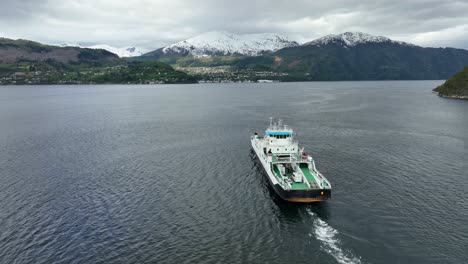 Ferry-Llamado-Volda-Se-Dirige-A-Stranda-Village-En-Más-Y-Romsdal-Noruega---Antena-Siguiendo-El-Barco