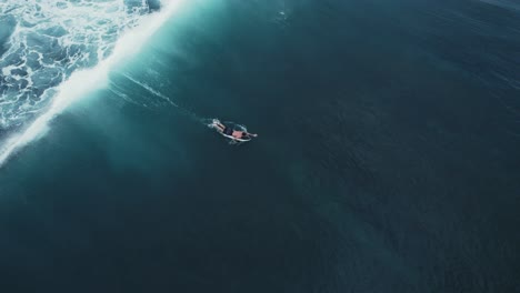 Antena-De-Un-Surfista-Aislado-Atrapando-Grandes-Olas-Oceánicas-En-Aguas-Abiertas-Drones-Volando-Sobre-El-Deporte-De-Surf-En-La-Isla-De-Bali-Indonesia