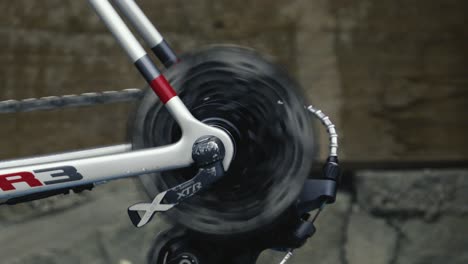 Detail-Des-Rotierenden-Hinterrads-Eines-Radsport-Specials,-Das-Auf-Einem-Trainer-Platziert-Ist
