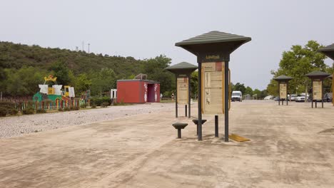 Un-área-De-Juegos-Infantiles-Con-Baños-Y-Un-Sistema-De-Ejercicios-Al-Aire-Libre-Lifetrail-Para-El-Público