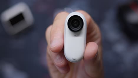 Vista-De-Cerca-De-Insta360-Go-3-Que-Muestra-El-Puerto-USB-En-La-Parte-Superior-De-La-Cámara