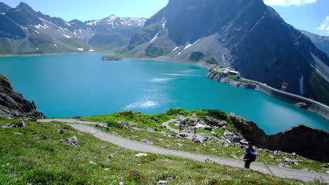 Zwei-Männer-Wandern-Bergab-Am-Wunderschönen-Blauen-See-Und-Dem-Berg-Im-Hintergrund