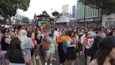 Menschen-Marschieren-Während-Der-Pride-Parade-Mit-Fahnen-Und-Schildern