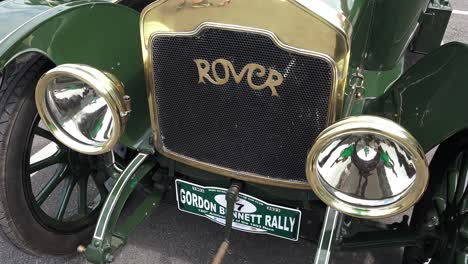 Oldtimer-Mit-Messingkühler-Und-Großen-Scheinwerfern-Bei-Der-Gordon-Bennett-Rallye-In-Irland,-Carlow