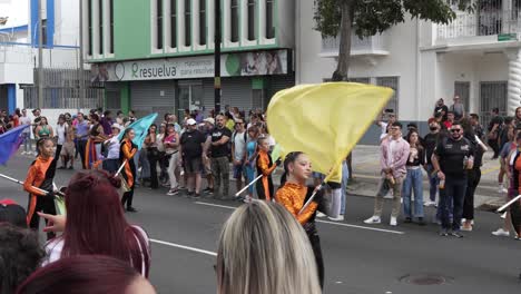Flaggenmädchen-Treten-Während-Der-Pride-Parade-In-San-Jose,-Costa-Rica-Auf