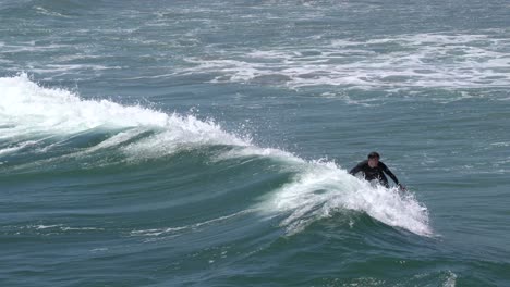 Surfista-Montando-Una-Ola-En-San-Diego,-California