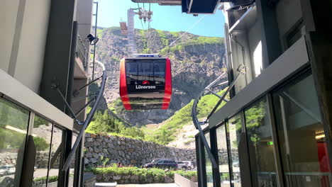 Un-Teleférico-Se-Acerca-A-La-Montaña-Con-Gente-A-Bordo