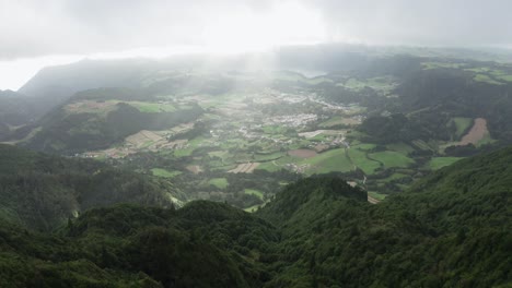 Luftaufnahme-Der-Azoren:-Aussichtspunkt-Salto-Do-Cavalo-Mit-Blick-Auf-Das-Furnas-Tal