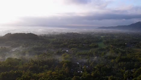Überflug-Der-Indonesischen-Landschaft-Am-Nebligen-Morgen