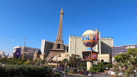 Las-Vegas,-Vista-Panorámica-Diurna-De-Los-Hoteles-Y-La-Atracción-De-La-Torre-Eiffel-En-La-Avenida-Strip