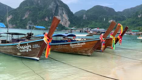 Barcos-Típicos-De-Tailandia-En-La-Playa-En-Railay,-Tailandia