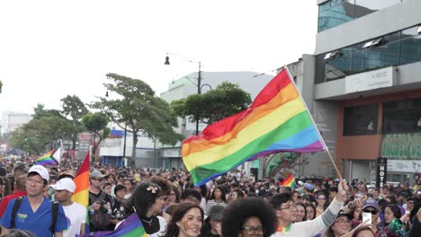 Menschen-Marschieren-Während-Der-Pride-Parade-In-San-Jose,-Costa-Rica