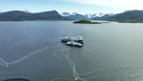 El-Buque-De-Apoyo-A-La-Granja-De-Salmón-Fjordfrende-Está-Trayendo-Alimento-Para-Los-Peces---Granjas-De-Salmón-En-Vestnes-Cerca-De-Molde-En-Noruega---Vista-Aérea