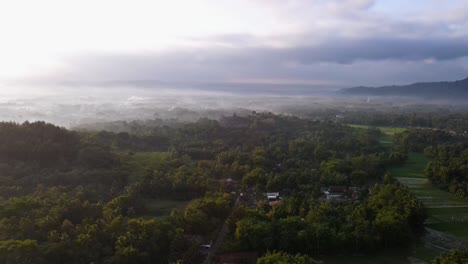 Filmische-Drohnenaufnahme-Der-Wunderschönen-Landschaft-Indonesiens-An-Einem-Bewölkten-Morgen---Luftaufnahme