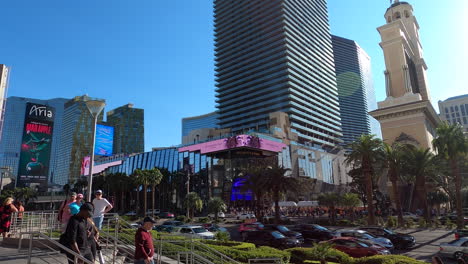 Las-Vegas-Tagsüber-An-Der-Strip-Avenue,-Touristen-Und-Blick-Auf-Die-Stadt