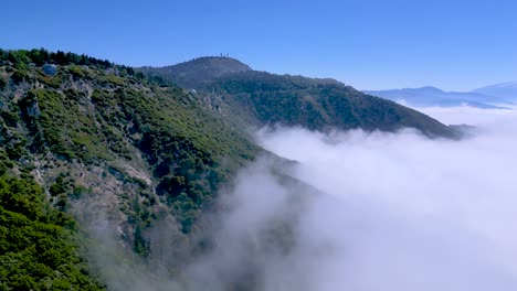 Deslizándose-Sobre-Un-Océano-De-Nubes-Y-Cimas-De-Montañas-En-El-Lago-Punta-De-Flecha