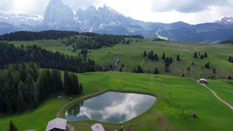 Small-lake-in-Alpe-di-Siusi-rural-valley-in-Dolomites-National-Park,-Italy