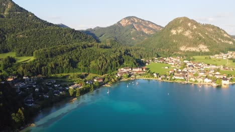 Aerial-establishing-shot-of-lake-town-of-Fuschl-am-see-in-Austria,-summer-day