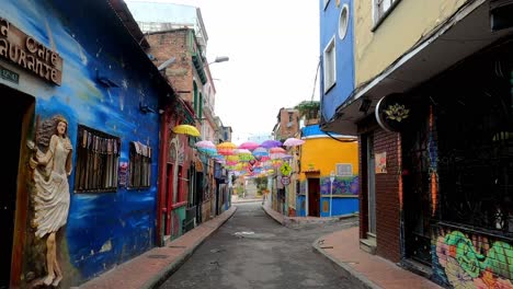 Bogotá-Colombia-Centro-Histórico-De-La-Ciudad-Caminando-En-El-Barrio-Colorido-De-La-Candelaria