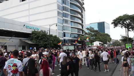Autobús-Con-Gente-Bajando-Por-La-Avenida-Durante-El-Desfile-Del-Orgullo-Gay.