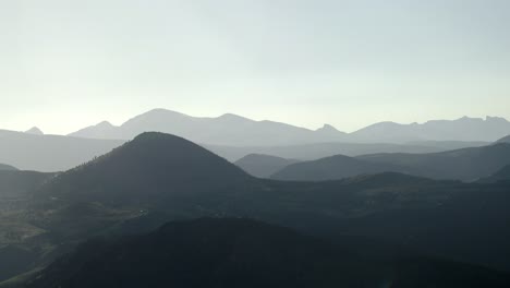 Montañas-Oscuras-Y-Grises-Distantes-Cubiertas-De-Niebla-Y-Niebla,-Un-Tiro-Estático