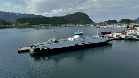 Ferry-Hjørundfjord-Amarrado-En-El-Puerto-De-Alesund-Noruega
