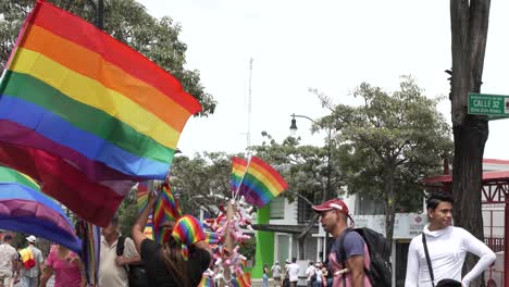 Pride-Flaggenstand,-Der-Flaggen-Für-Die-Pride-Parade-Verkauft