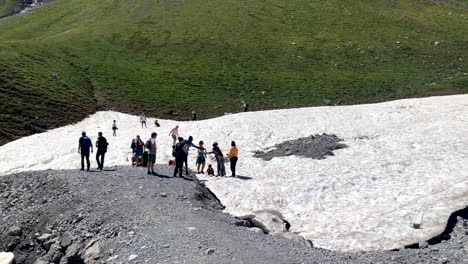 Eine-Gruppe-Von-Menschen,-Die-Beim-Fotografieren-Auf-Weißem-Schnee-Stehen