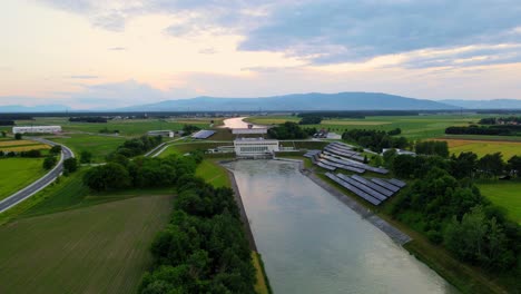 Fesselnde-4K-Drohnenaufnahmen-Aus-Der-Luft-Einer-Solaranlage-An-Der-Drau-In-Slowenien
