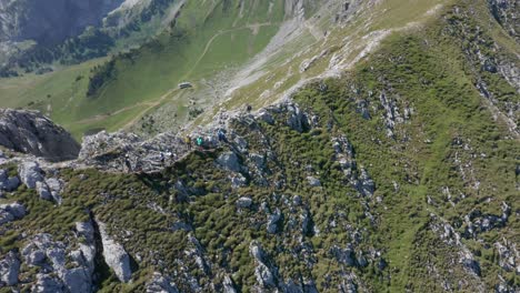 Ausleger-Einer-Bergsteigergruppe,-Die-über-Einen-Felsvorsprung-Auf-Einem-Hohen-Berg-Geht